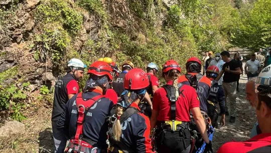 300 metrelik uçurumdaki ceset operasyonla çıkartıldı
