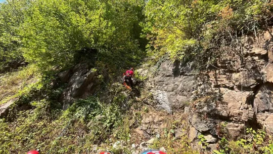 300 metrelik uçurumdaki ceset operasyonla çıkartıldı