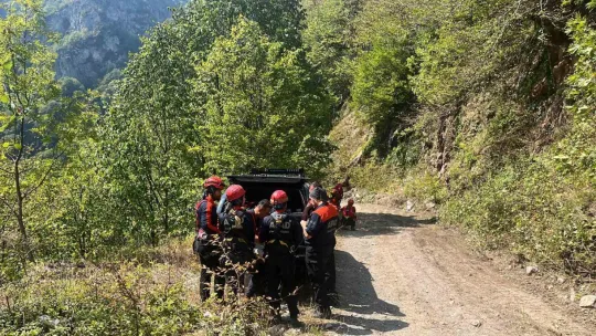 300 metrelik uçurumdaki ceset operasyonla çıkartıldı