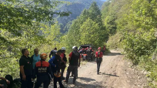 300 metrelik uçurumdaki ceset operasyonla çıkartıldı