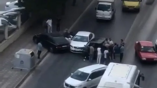 4 araç zincirlemeye kazaya karıştı: yaralılar var