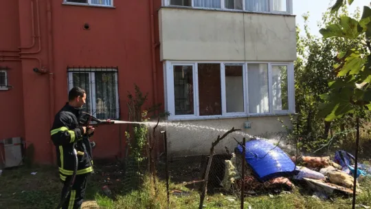4 katlı binada yangın: Kullanılamaz hale geldi