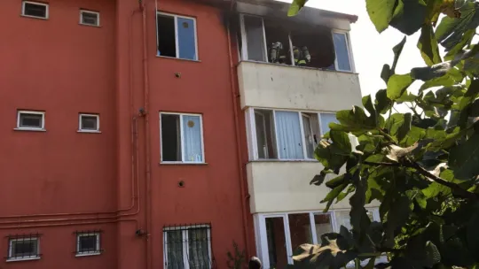 4 katlı binada yangın: Kullanılamaz hale geldi