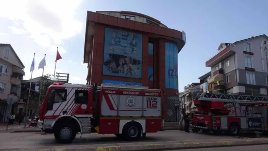 4 katlı binada çıkan yangın panik yarattı