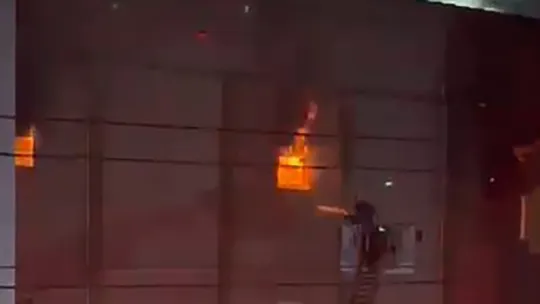 4 katlı mobilya deposunda yangın