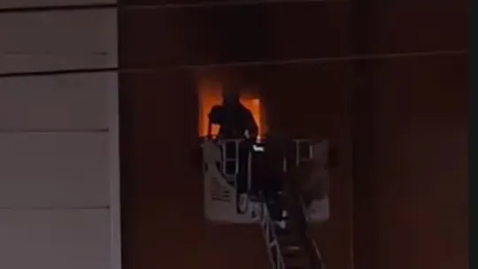 4 katlı mobilya deposunda yangın