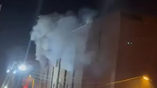 4 katlı mobilya deposunda yangın