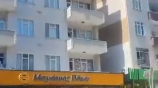 4. kattan atladı, sundurmanın üzerine düşerek yaralandı