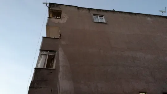 13 yaşındaki çocuk 4. kattan düştü!