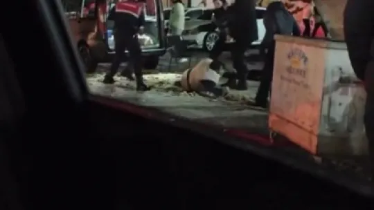 4 kişinin tekmeli yumruklu saldırısına uğradı, jandarma kurtardı