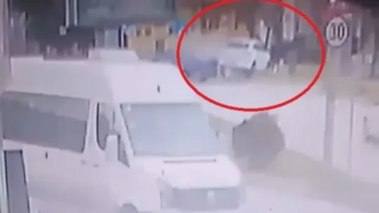 4 Kişinin yaralandığı kaza anı kamerada