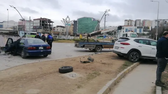 4 Kişinin yaralandığı kaza anı kamerada