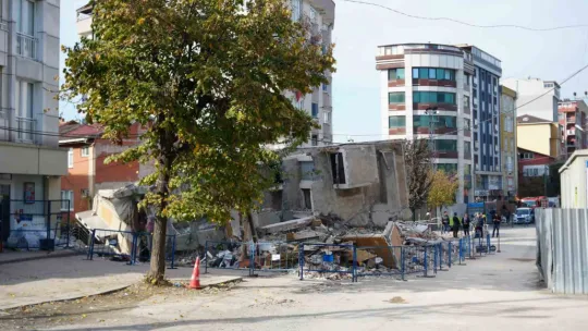 Deprem oldu sandık, evimizde ciddi hasar oluştu