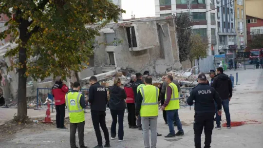 Deprem oldu sandık, evimizde ciddi hasar oluştu