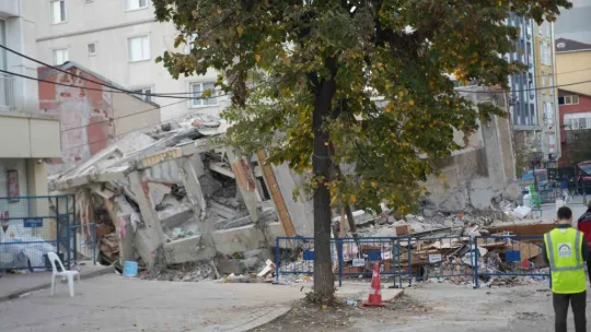 Deprem oldu sandık, evimizde ciddi hasar oluştu