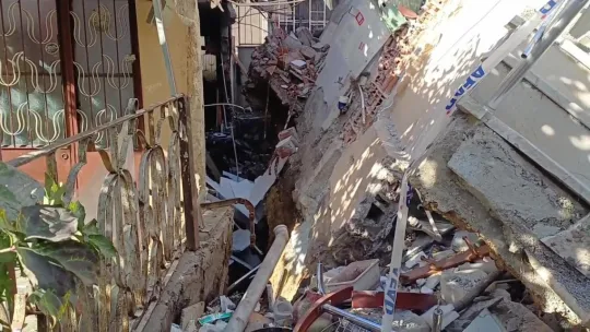 Deprem oldu sandık, evimizde ciddi hasar oluştu