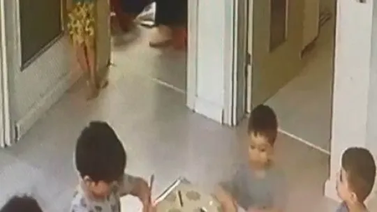 İlk kreş gününde öğretmeninden tokat yedi
