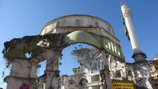 Yıkılan Paşa Cami'nden ilginç görüntüler