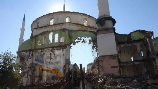 Yıkılan Paşa Cami'nden ilginç görüntüler