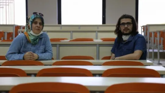 47 yaşında anne oğluyla aynı kampüsü paylaşacak!