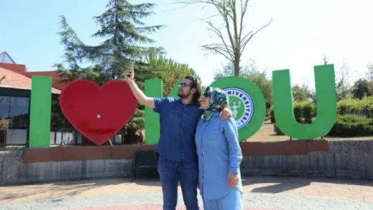 47 yaşında anne oğluyla aynı kampüsü paylaşacak!