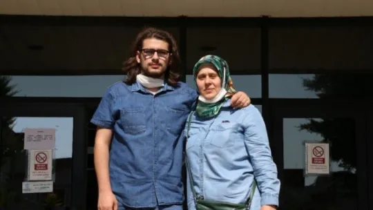 47 yaşında anne oğluyla aynı kampüsü paylaşacak!
