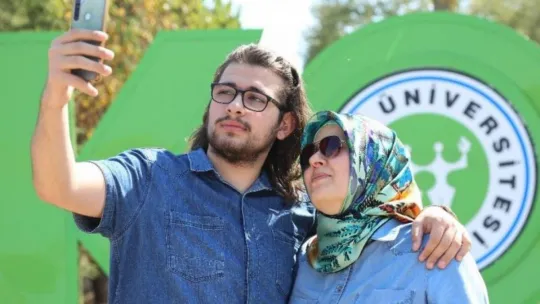 47 yaşında anne oğluyla aynı kampüsü paylaşacak!