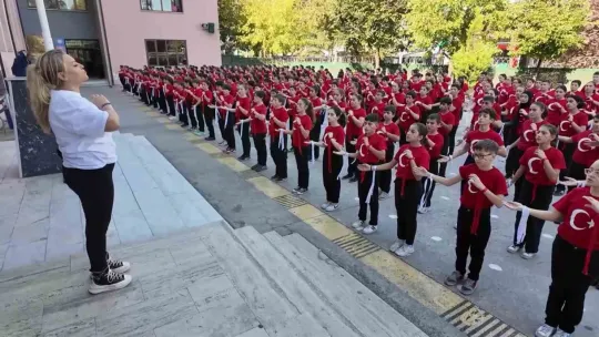 480 öğrenciden Cumhuriyet'in 101. yılına özel koreografi
