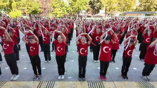 480 öğrenciden Cumhuriyet'in 101. yılına özel koreografi