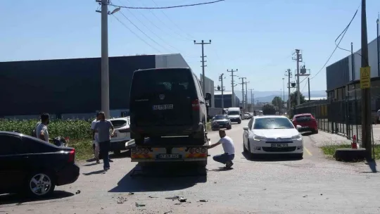 5 araç kazaya karıştı, savrulan panelvan devrildi