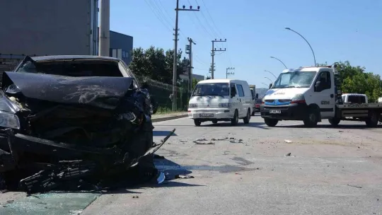 5 araç kazaya karıştı, savrulan panelvan devrildi