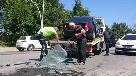 5 araç kazaya karıştı, savrulan panelvan devrildi