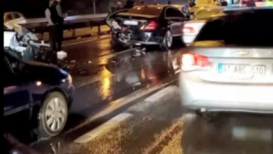 Kocaeli'de 5 araç zincirleme kazaya karıştı