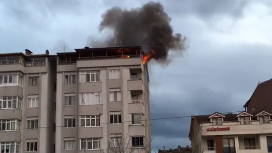 5 katlı apartmanın çatısı alev alev yandı