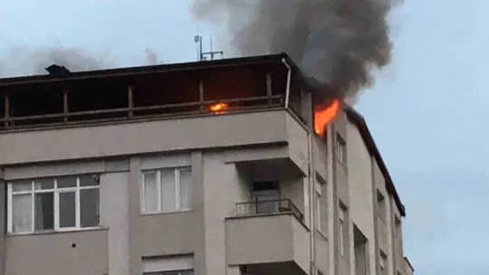 5 katlı apartmanın çatısı alev alev yandı