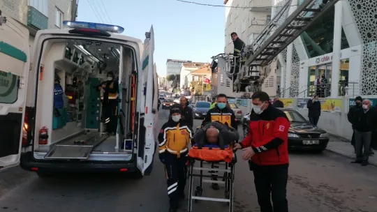 Deliği bulmak için çıktığı çatıdan düştü