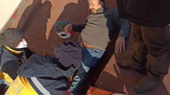 Deliği bulmak için çıktığı çatıdan düştü