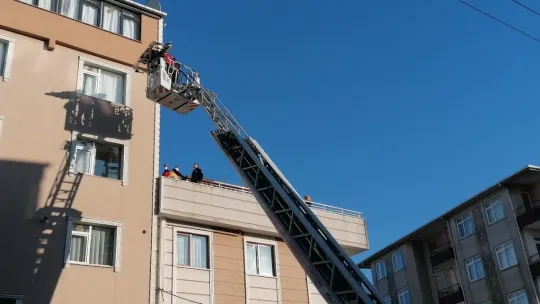 Deliği bulmak için çıktığı çatıdan düştü