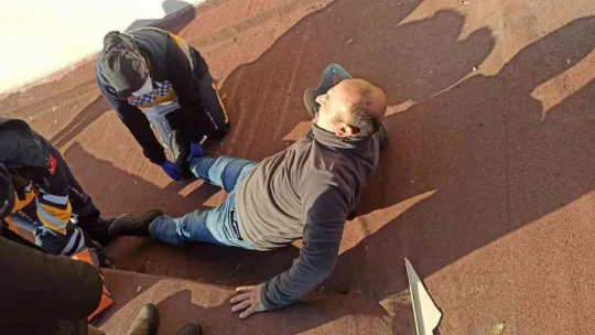 Deliği bulmak için çıktığı çatıdan düştü