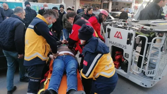 Deliği bulmak için çıktığı çatıdan düştü