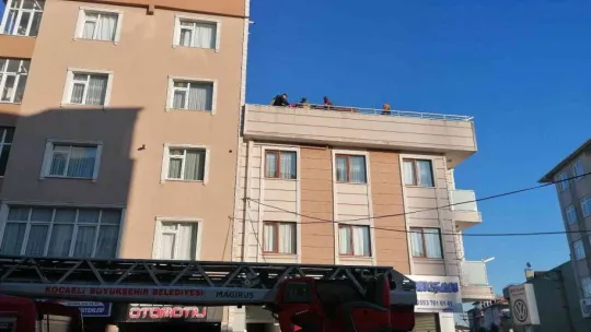 Deliği bulmak için çıktığı çatıdan düştü