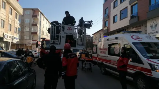 Deliği bulmak için çıktığı çatıdan düştü