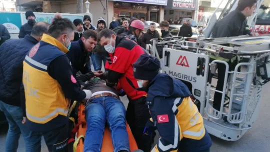 Deliği bulmak için çıktığı çatıdan düştü