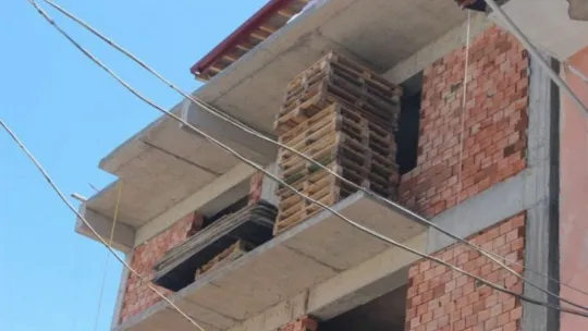 5. kattan düşen işçinin yardımına genç hemşire adayı koştu!