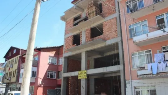 5. kattan düşen işçinin yardımına genç hemşire adayı koştu!