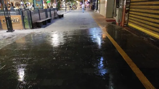 5 metre karelik alana yağan yağmur şaşkına çevirdi