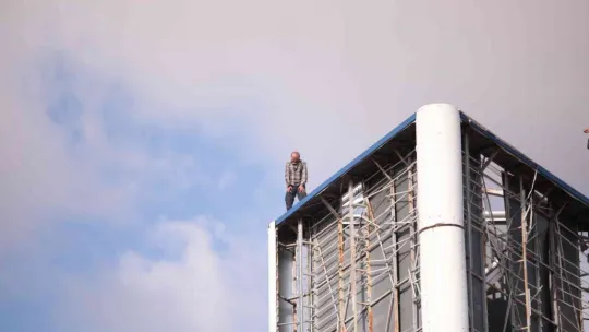 50 metre yüksekliğindeki reklam tabelasına çıktı!