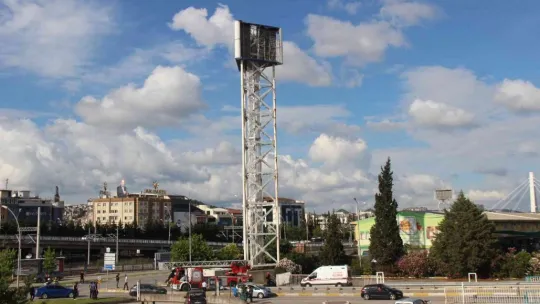 50 metre yüksekliğindeki reklam tabelasına çıktı!