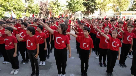 580 öğrenciden 100. yıla özel koreografi