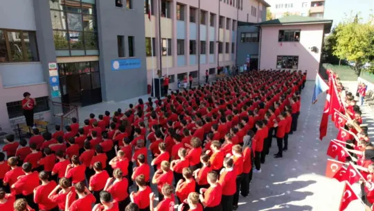 580 öğrenciden 100. yıla özel koreografi